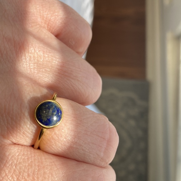 Size 7 gold ring with Lapis Lazuli stone. - Picture 1 of 4